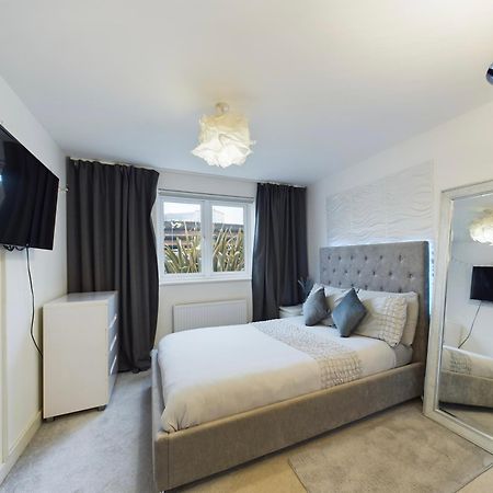 Modern 2 Bed City Apartment With Private Parking Суонзи Екстериор снимка