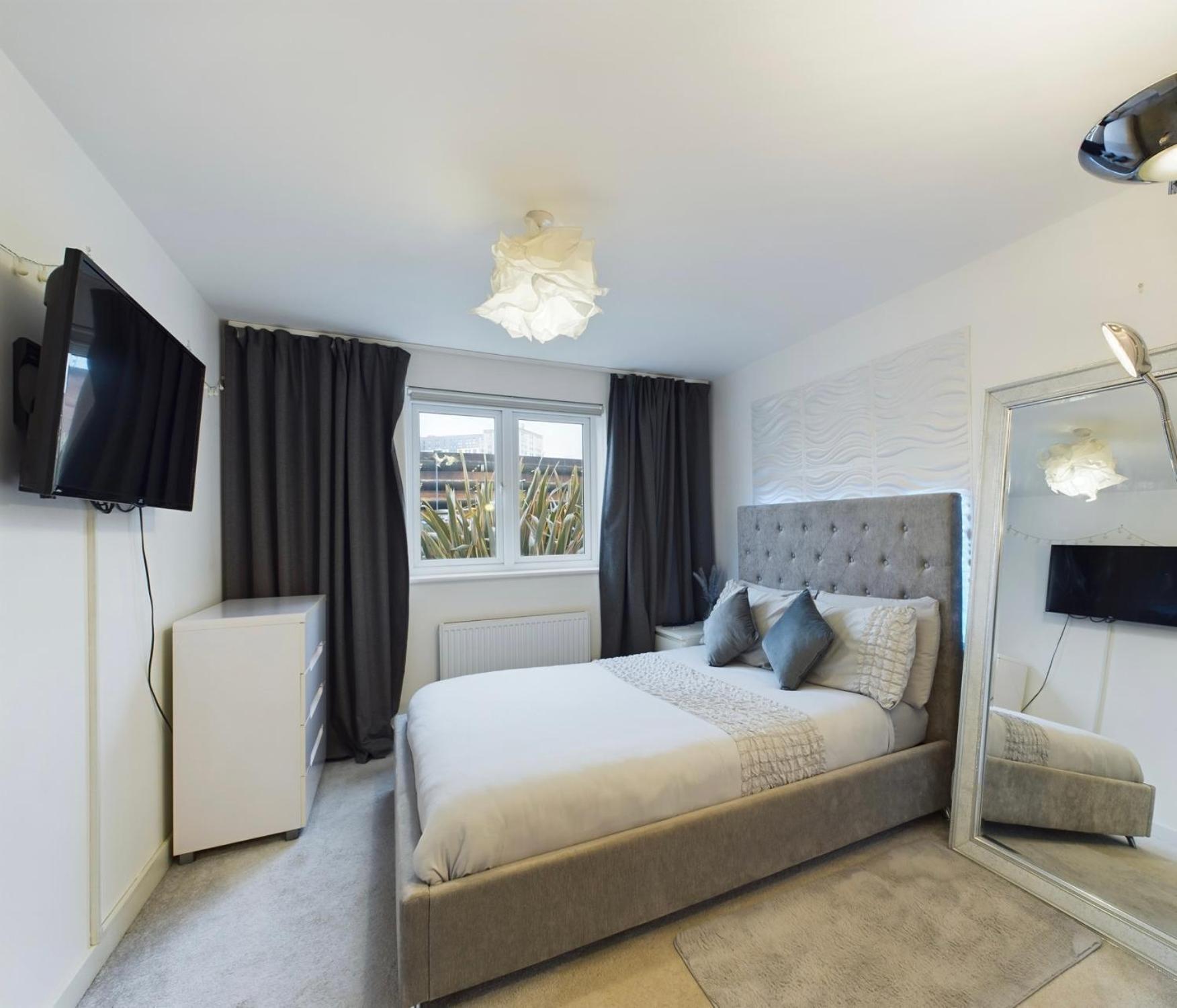 Modern 2 Bed City Apartment With Private Parking Суонзи Екстериор снимка