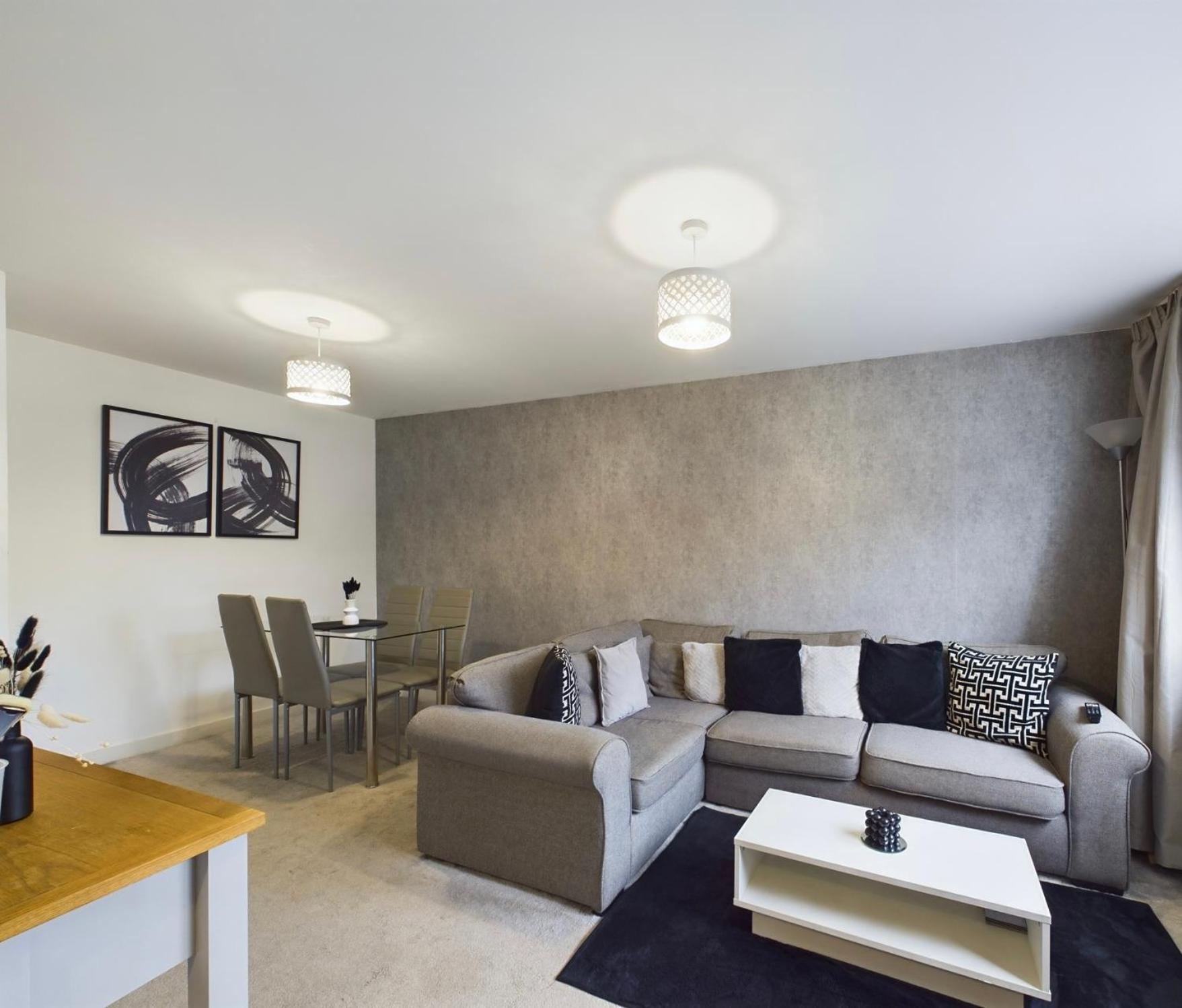 Modern 2 Bed City Apartment With Private Parking Суонзи Екстериор снимка